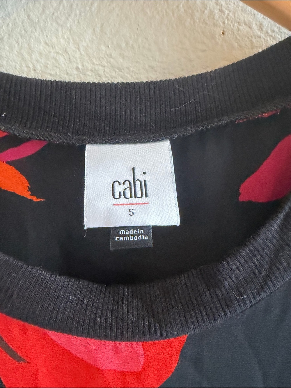 Cabi 4552 Complete Top Red Flowers on Black - Picture 4 of 5